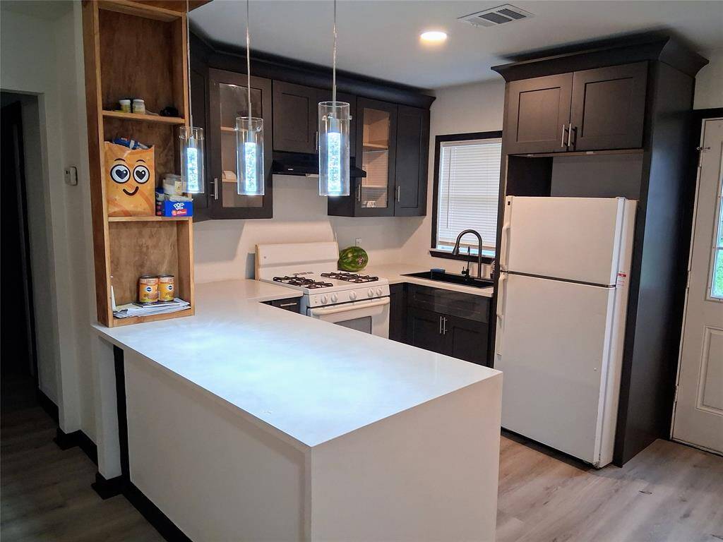 Kitchen area/ New counters tops / Ref.is included
