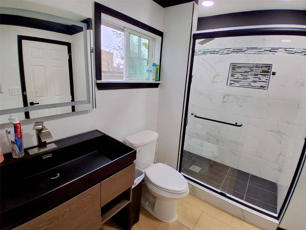 Full bathroom on Primary Bedroom
