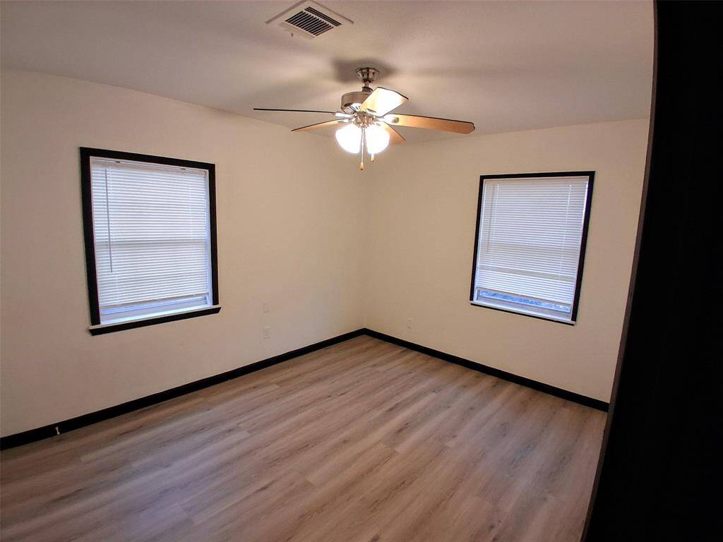 Second Bedroom / New floors / fresh Paint
