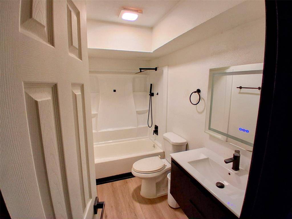 Full second bathroom on Hallway