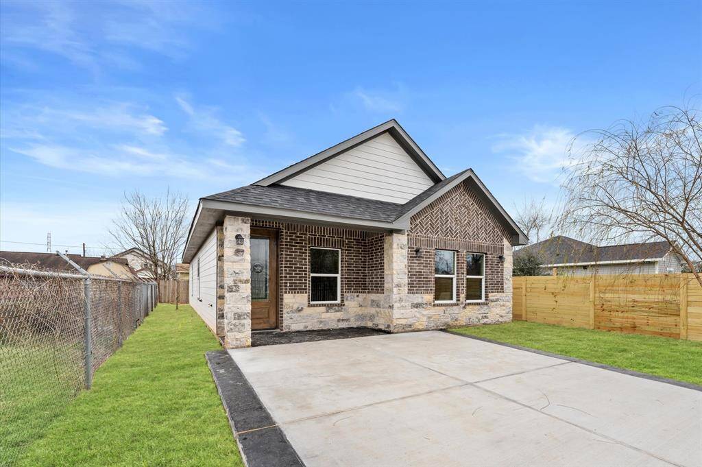Enjoy a chef-inspired kitchen featuring stainless steel appliances, a spacious island, and modern finishes for your culinary needs.