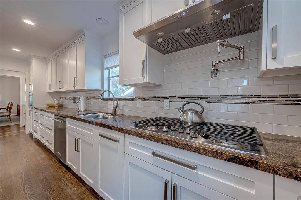 Note the pot filler and gas stove. The large drawer to the left of the stove houses the garbage and recycle bins.