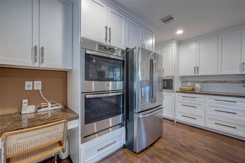 There is a built in desk as well as a double oven and built in microwave.