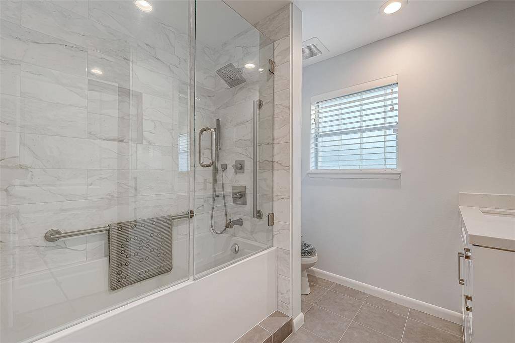Hall/Guest bath