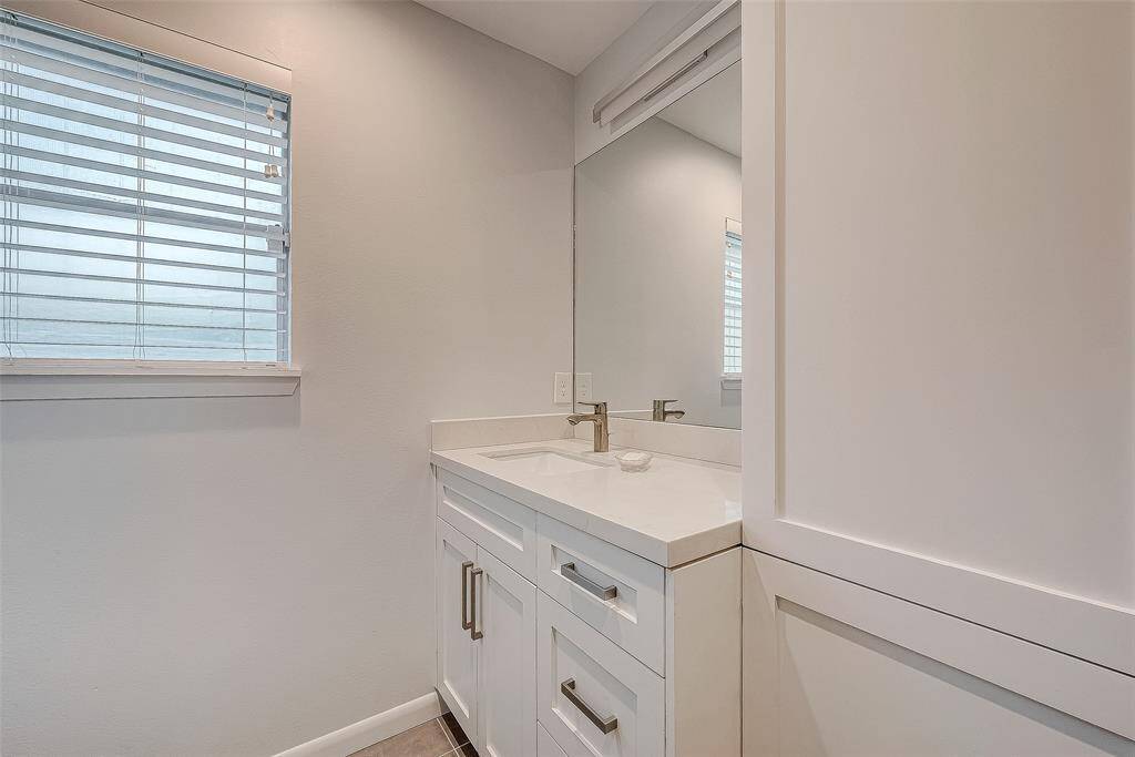 Hall/guest bath.