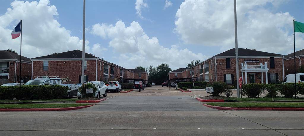 Louisville Condo Main Entrance with Electric Gate access