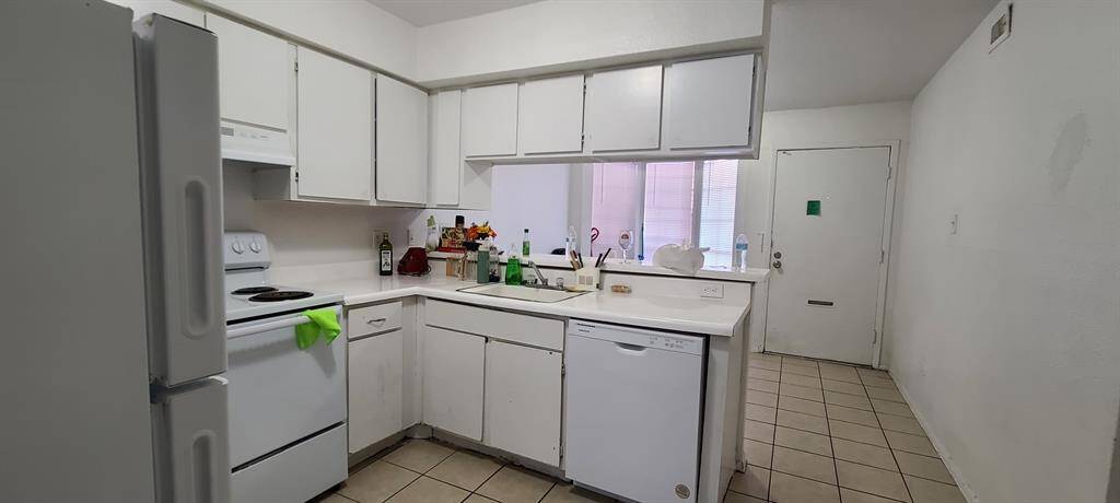 Kitchen Face to Entrance