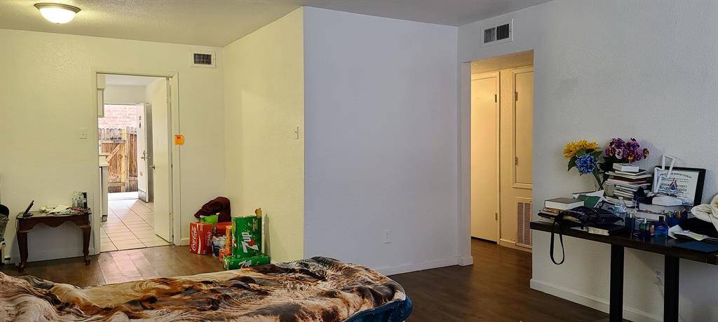 Living room face to entrance and connect to bedrooms