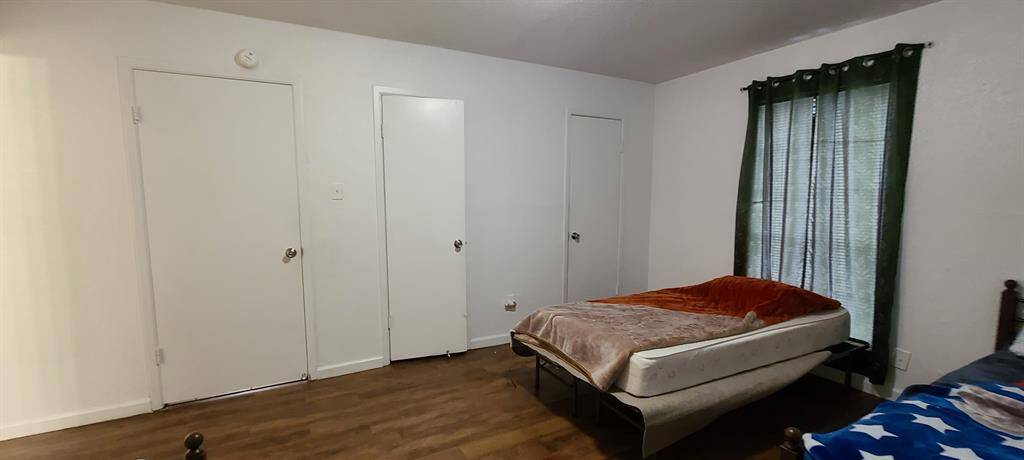 Guest Bedroom comfortably fit 2 beds.
