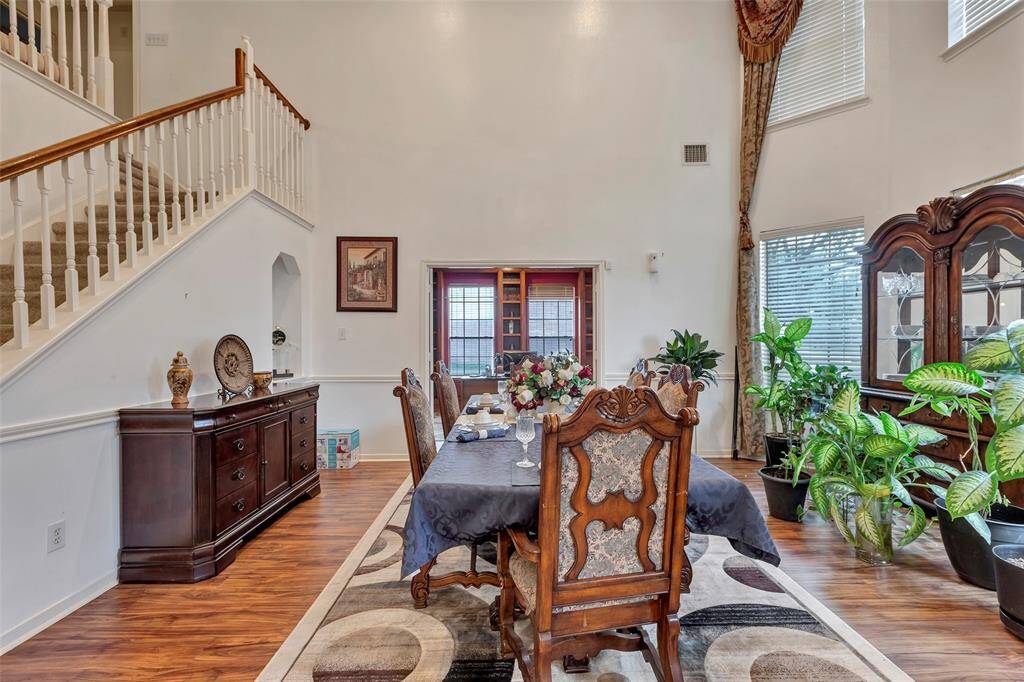 Chair rail molding in this room. High ceiling, light and bright.