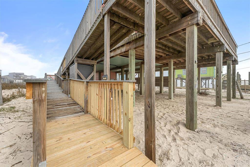 Ramp to both decks.