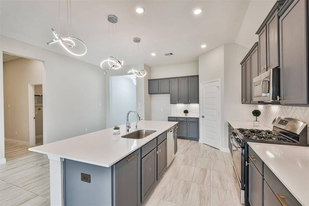 This kitchen is fabulous! Look at the lighting and colors.