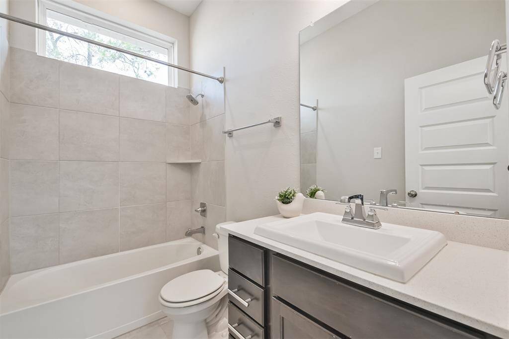 Secondar bathroom