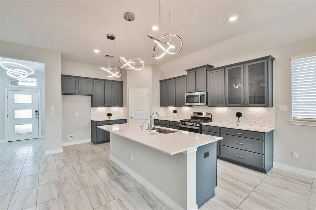 Huge island, pot drawers, and double pull out trash can.
