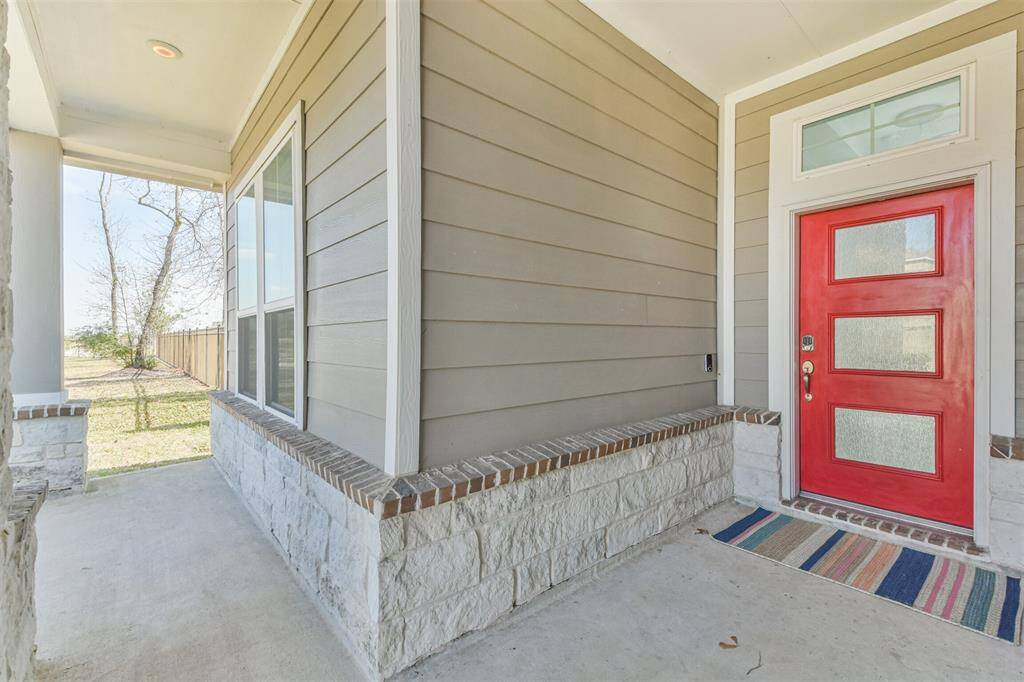 Front porch, so spacious