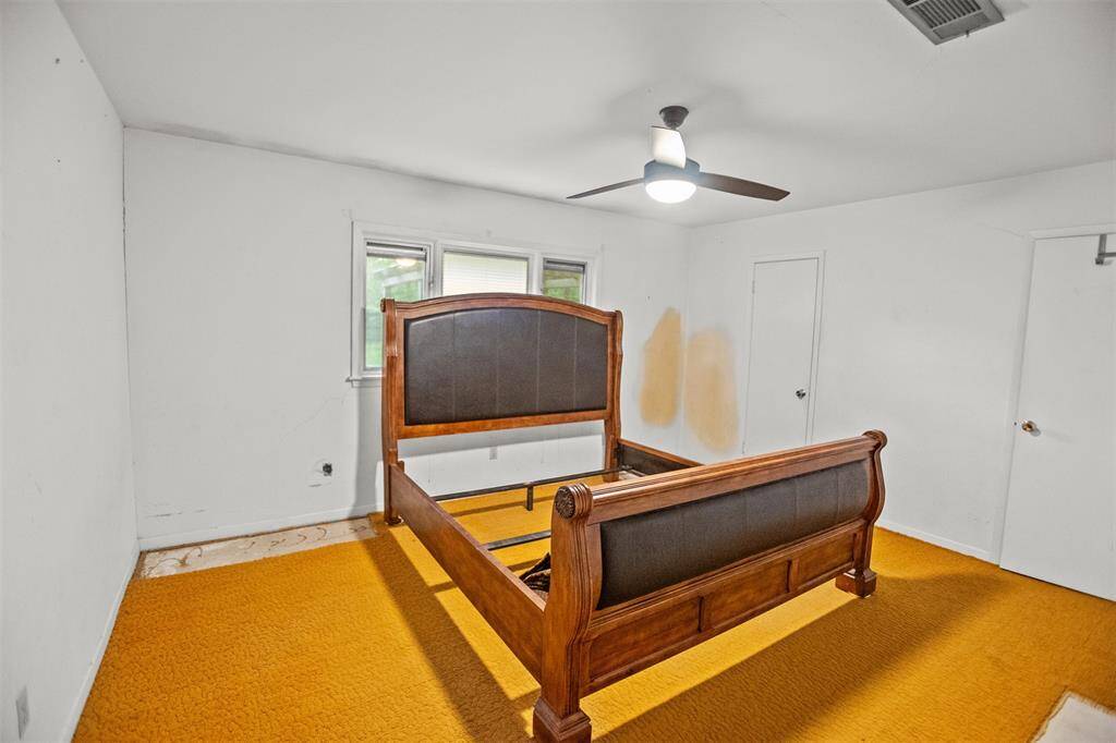 Second bedroom.