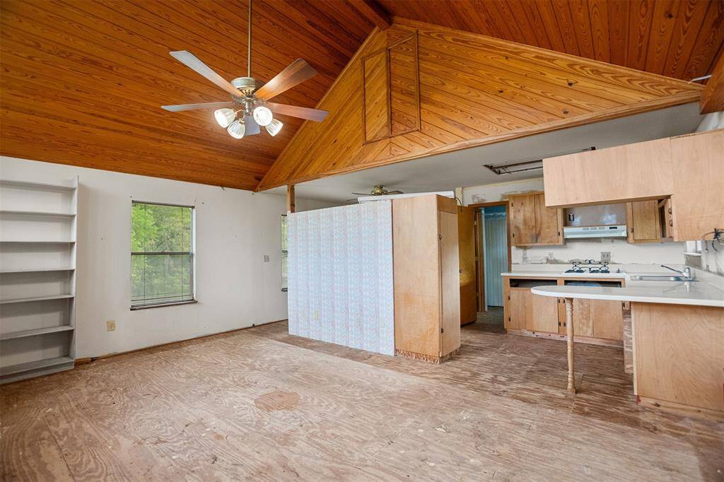 Full kitchen and bathroom.