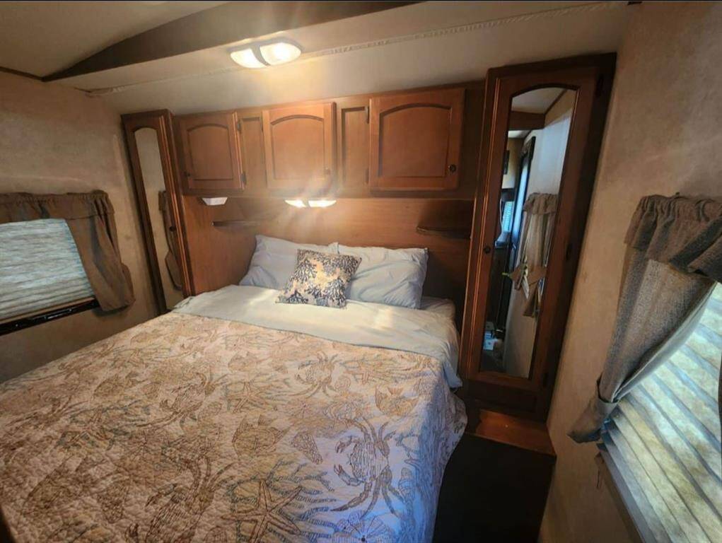 Queen bdrm with build in storage