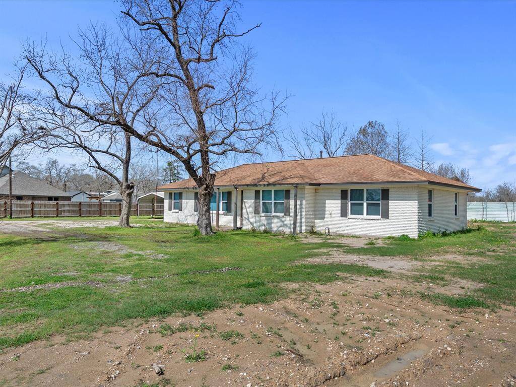 Beautiful 3/2/2 Home at the front of the property