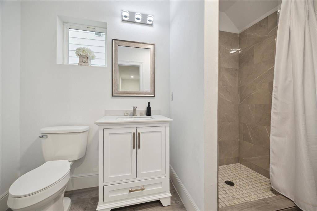 this full bath located on the 1st floor is shared between bedroom 1 & 2.