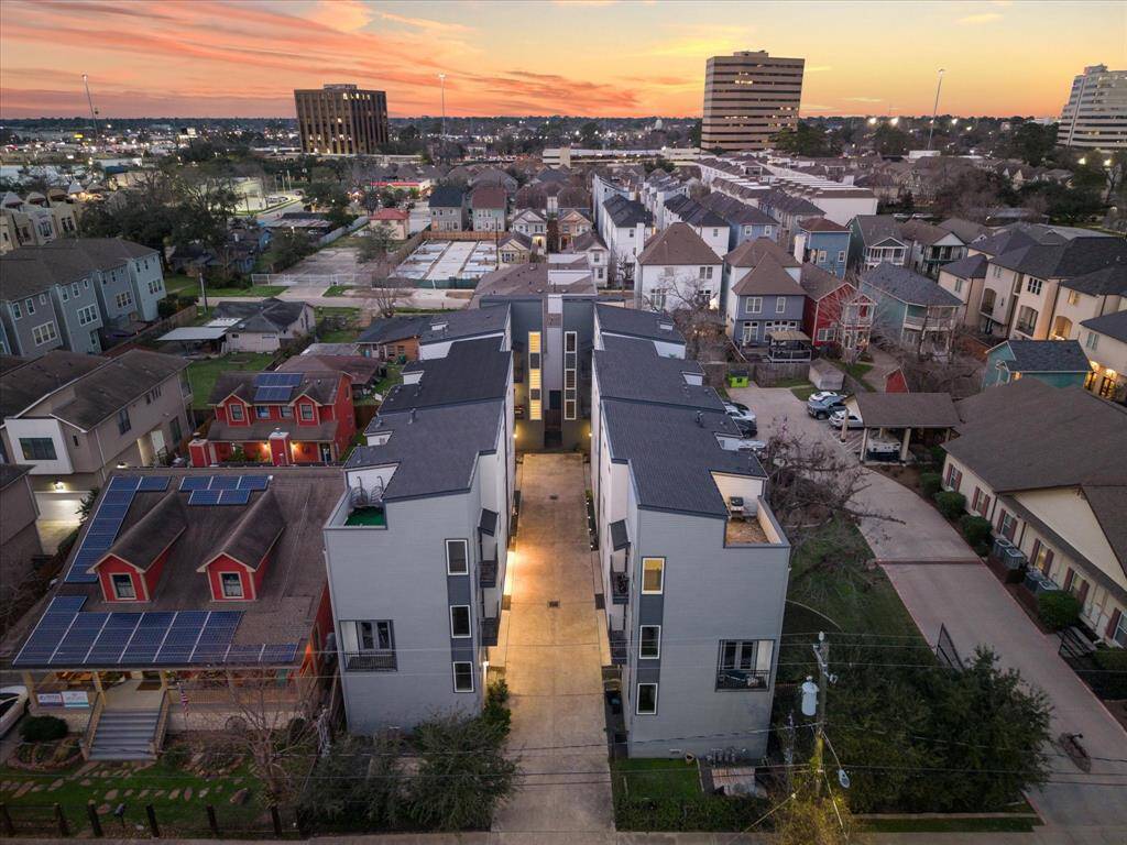 Shady Acres is located on the Inner Loop's northwest side. The neighborhood is bounded to the north by Loop 610 and to the west by TC Jester Boulevard. Shepherd Drive, Ella Boulevard, and 20th Street are also major thoroughfares in the area.