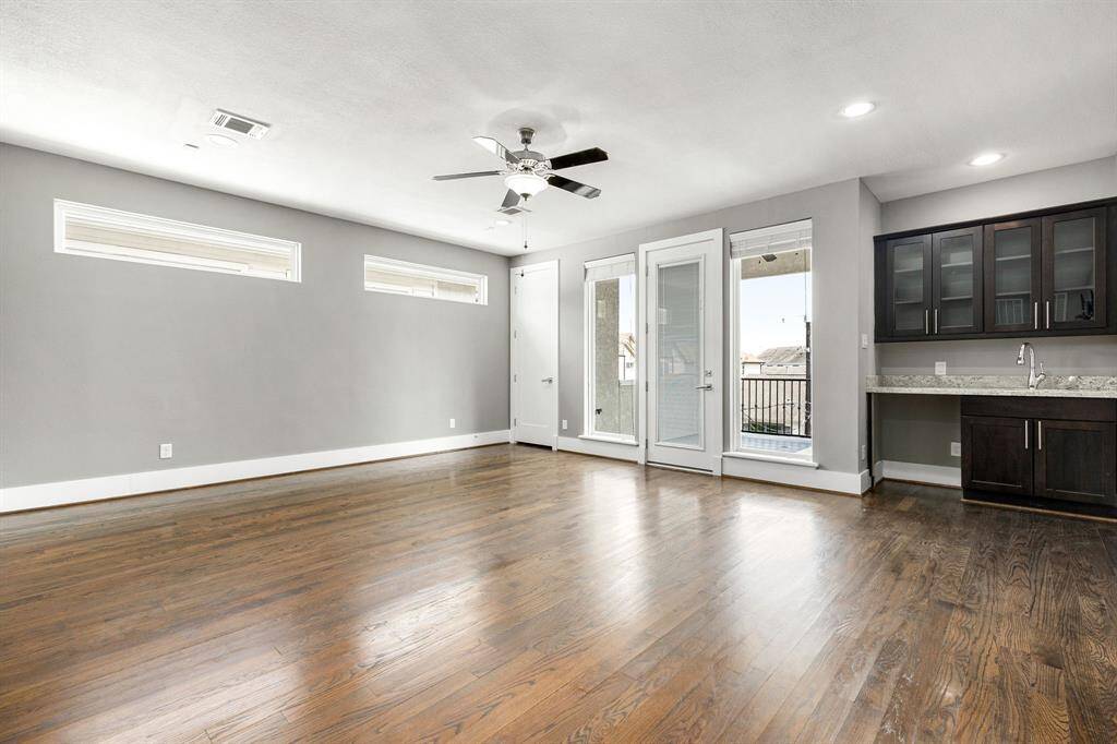 This open flex space on the 3rd floor offers endless possibilities. Whether you need a home office, an extra bedroom, or a relaxing lounge, it’s the perfect spot to make your own.