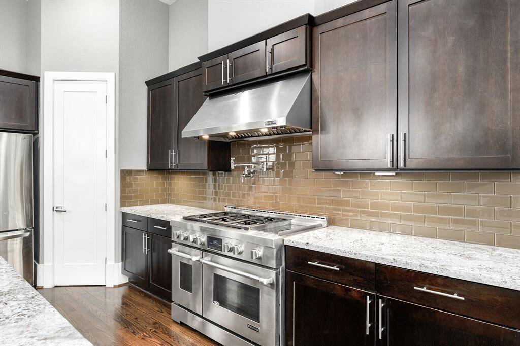 Cook like a pro in a kitchen built to inspire! With a stove that's a chef's dream, this space is perfect for everyone, from beginners to seasoned cooks.