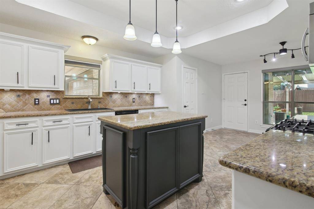 Take note to the window above the farmhouse sink.