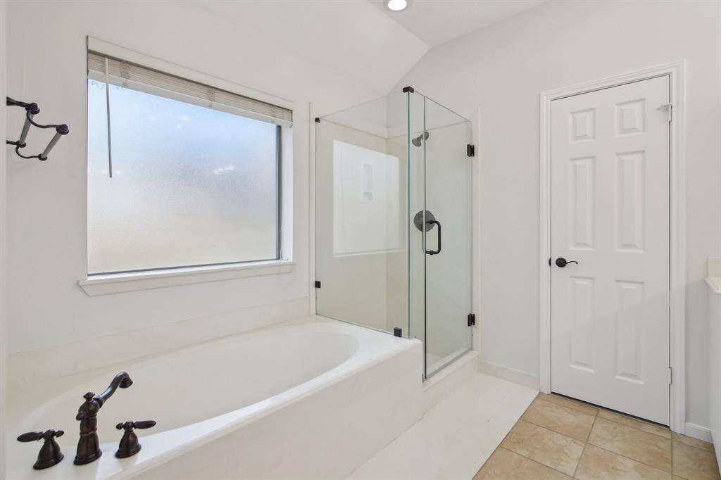 Upgraded separate tub and shower
