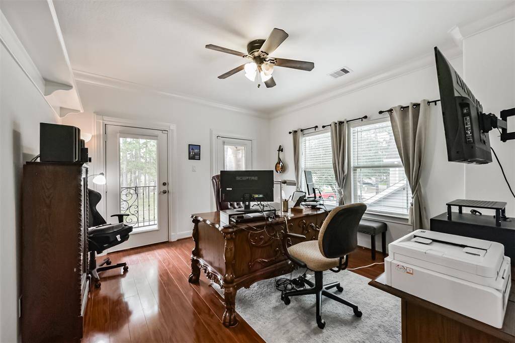 Large upstairs office or bedroom with balcony.