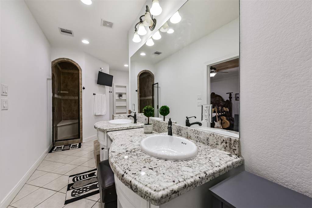 Large master bath, double sinks, vanity, and granite