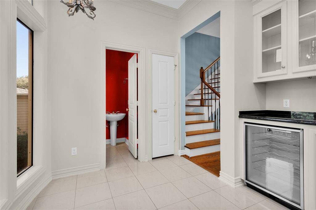 Beautiful Hyde Park Townhome in perfect condition; ready to move-in.