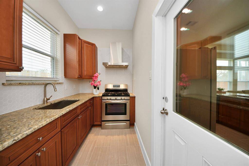Well equipped second kitchen