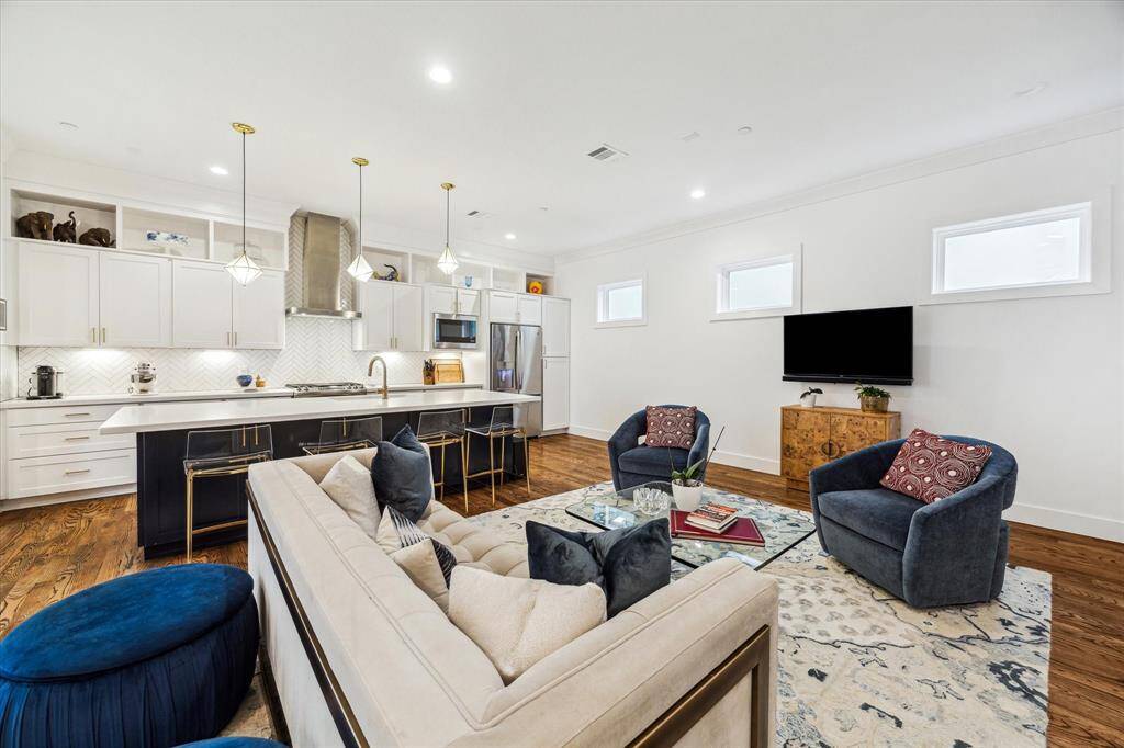 Kitchen/Living combo is great for entertainment.
