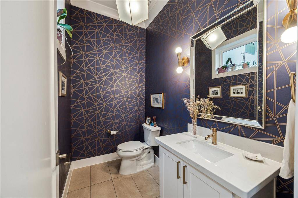 Neutral geometric wallpaper in the powder bathroom