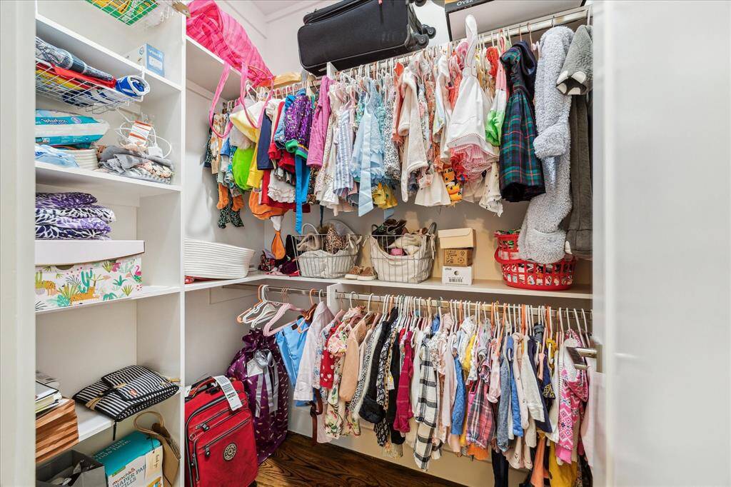 and has a walk-in closet too.