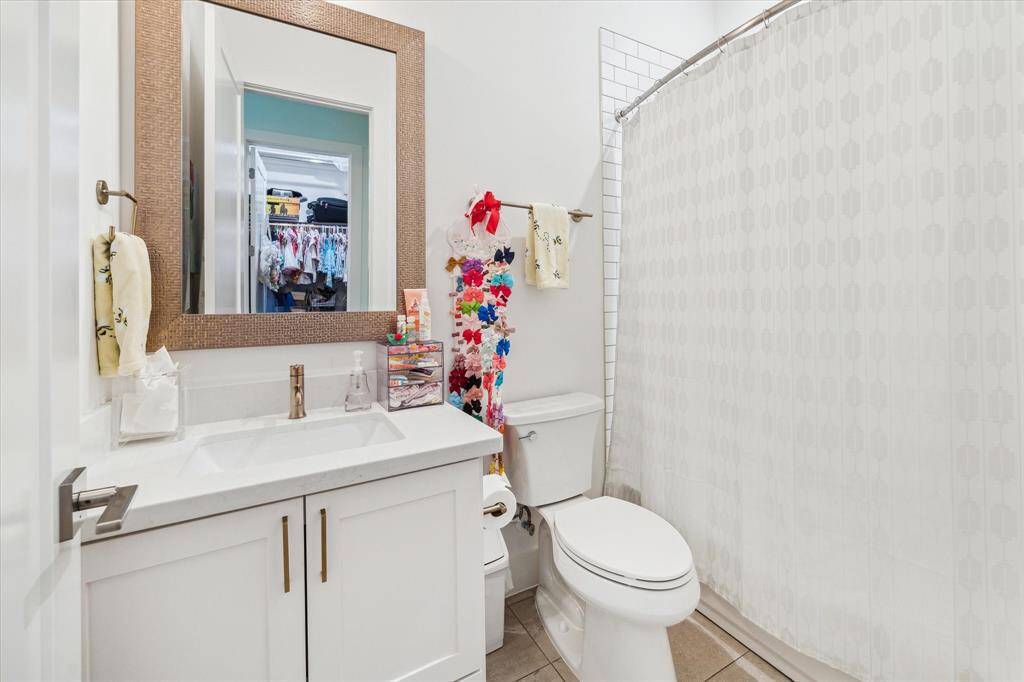 and a nice bathroom with tub/shower combo