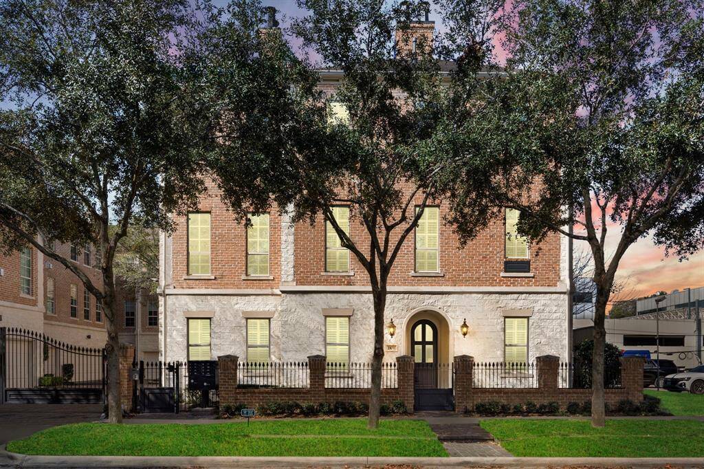 Brownstone inspired townhouse in the center of River Oaks District.
