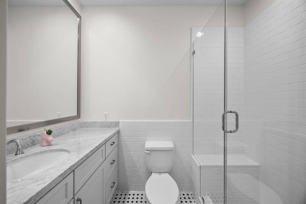 First floor ensuite bathroom.