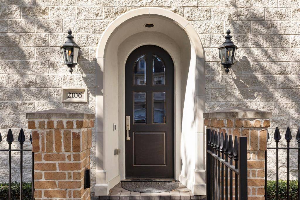 Private gate directly to residence makes deliveries and visitors easy.