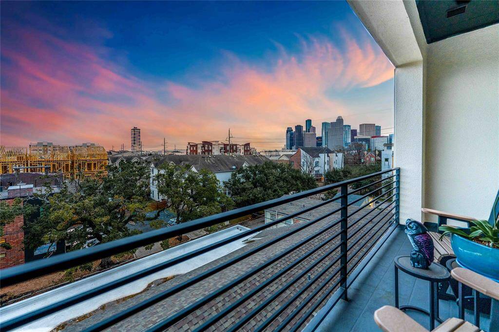 Breathtaking views of Downtown & Enjoy Firework shows off Allen Parkway!