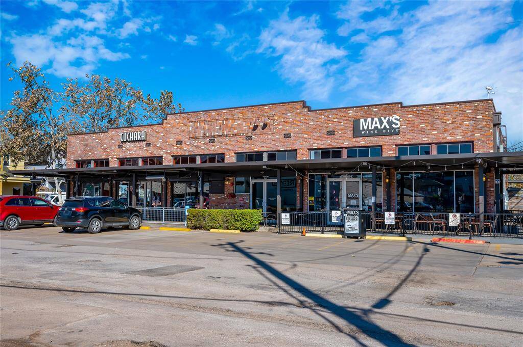 Lots of neighborhood eateries within walking distance.