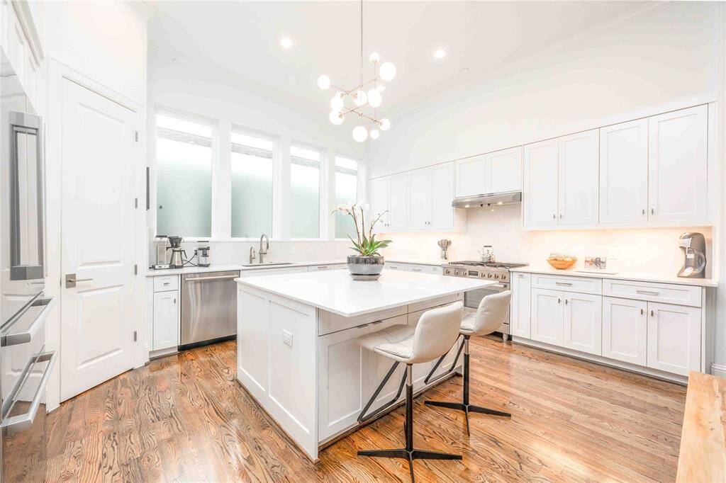 Stunning updated modern kitchen with sleek finishes and state-of-the-art appliances.