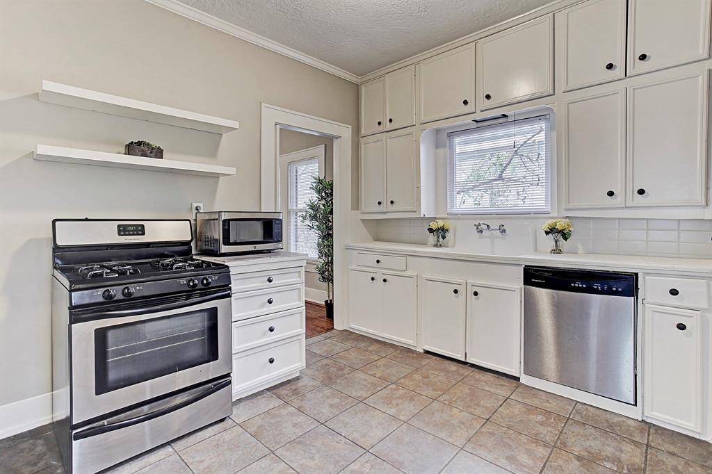 Fully equipped with new SS Microwave, Oven, Fridge & Dishwasher
