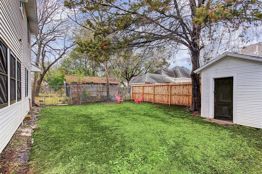 Oversized backyard with plenty of storage in & out
