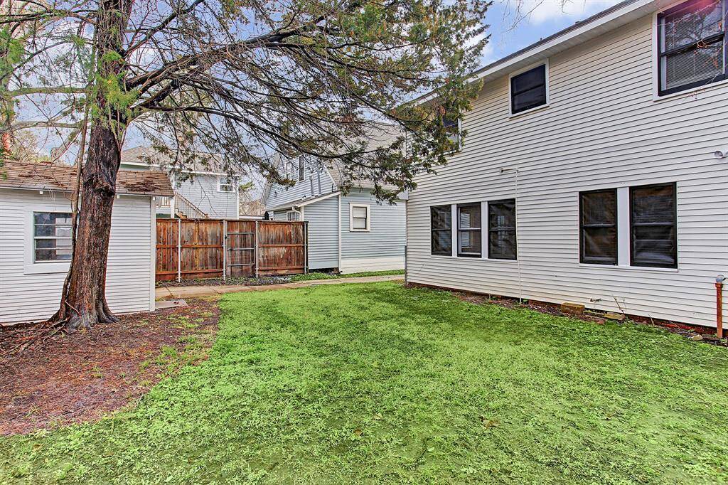 Relaxing wooded/shaded Lot, Ideal for entertaining! + large driveway with lots of parking space