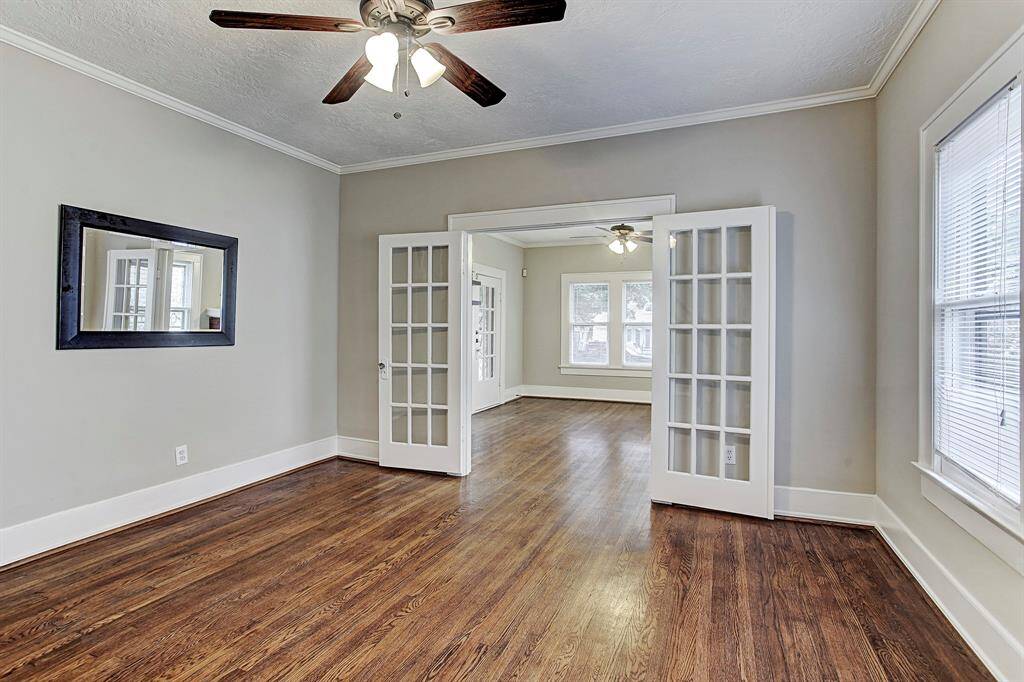 Fantastic dining area with French doors &  original glass knobs