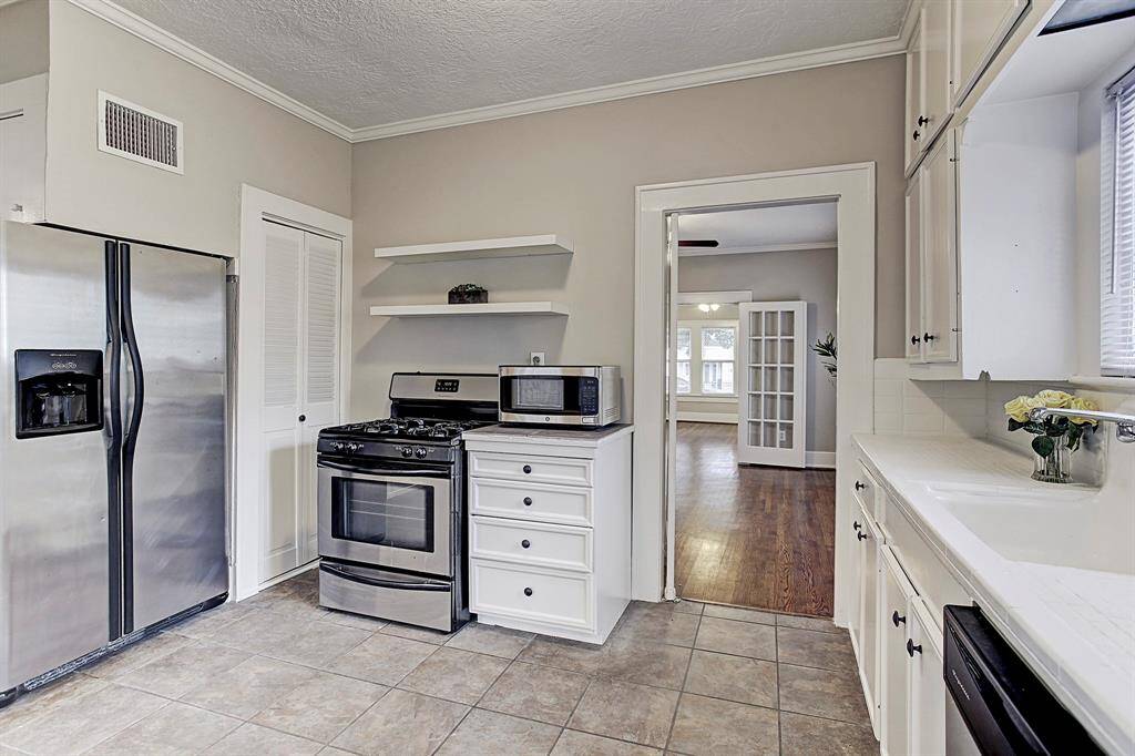 Fully equipped kitchen with lots of character & original wood cabinetry reconditioned 2019-2025