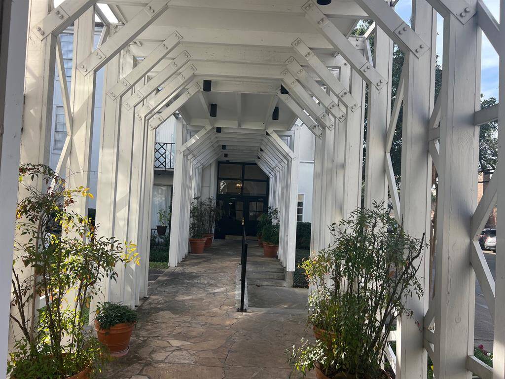 Entry to building
