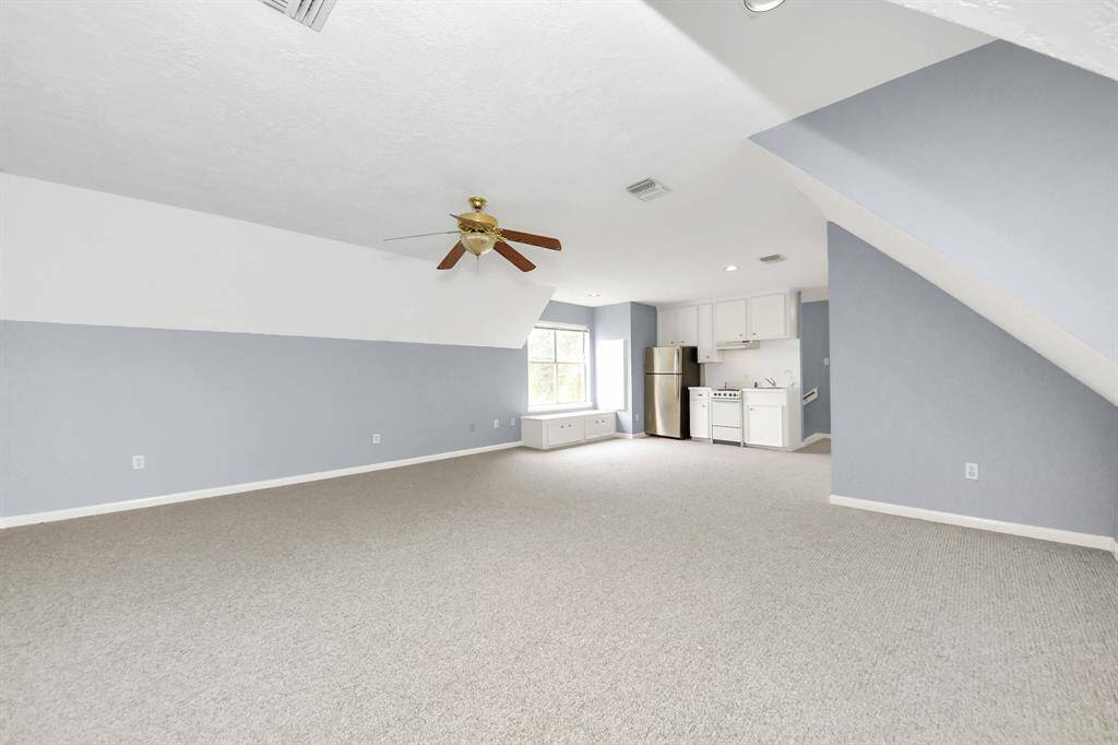 studio apartment over garage with private entrence